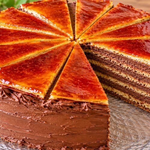 torta-dobosh-s-tanki-blatove-shokoladov-krem-i-karameleni-triagalnici