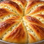 zlatista-usukana-pitka-s-bialo-sirene-v-kragla-metalna-tava